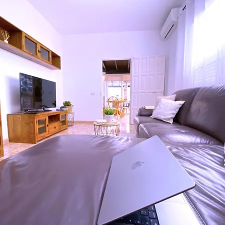 Tropicalidays Mountain Scape 아로나