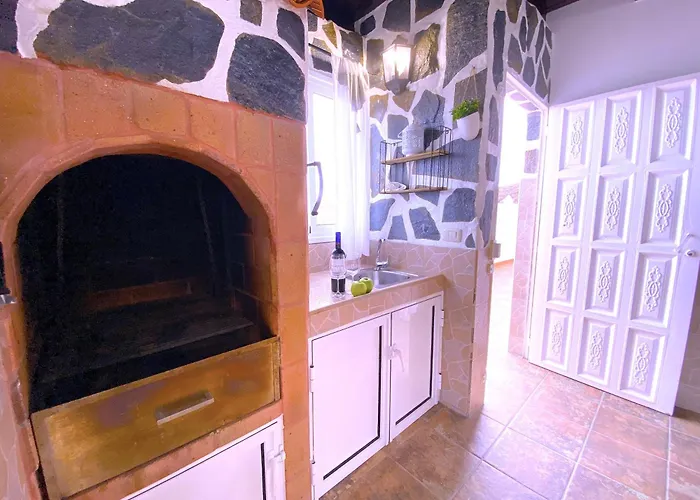 Tropicalidays Mountain Scape Арона